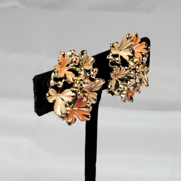Vintage Coro Orange Peach Enamel Floral Clip-On Earrings Huggies - Picture 4 of 11